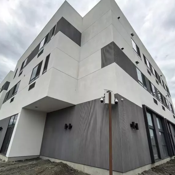 Ayyukan Apartment na Iyali da yawa a Los Angeles: A DERCHI Window & Kofa Nazarin Case